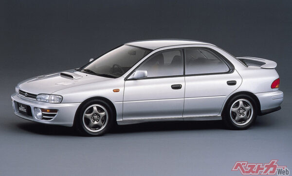 スバル インプレッサWRX（初代・1992年登場）。全長4340×全幅1690×全高1405mm、車重1170kg、2L水平対向4ターボ（240ps/31.0kgm）