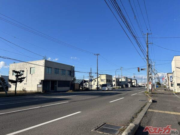 砂川市内の国道12号。街中では特にスピードダウンと車間の確保を心がけてください