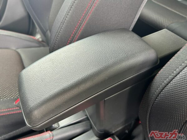 写真はスイフトスポーツのアームレスト。BOX一体型となっている