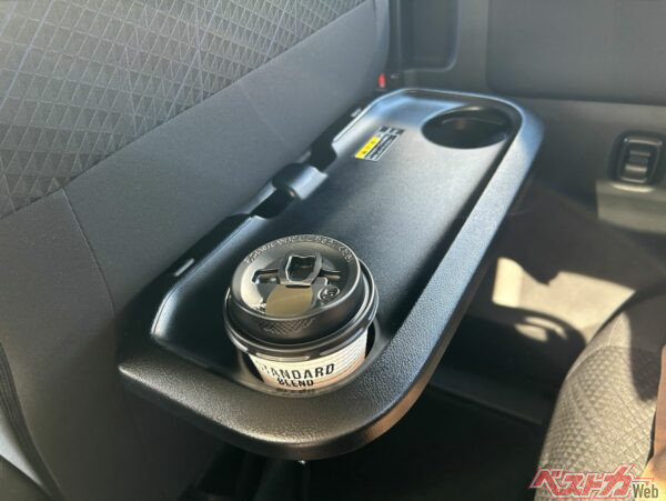 背面テーブルは軽食をとったり、スマホを置くのに便利な装備だ