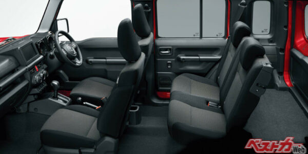 5ドアのジムニーノマドの室内空間。ジムニー／ジムニーシエラに対し、後席乗員のカップルディスタンスを90mm拡げた