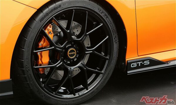 迫力の20インチホイール。サイドシルの「GT-S」ロゴもいい感じ！