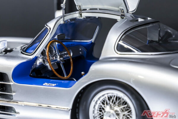 LEGRANDから販売されるメルセデス・ベンツ300SLRの内装の作り込みも凄まじく、一見ホンモノかと見間違える仕上がりだ