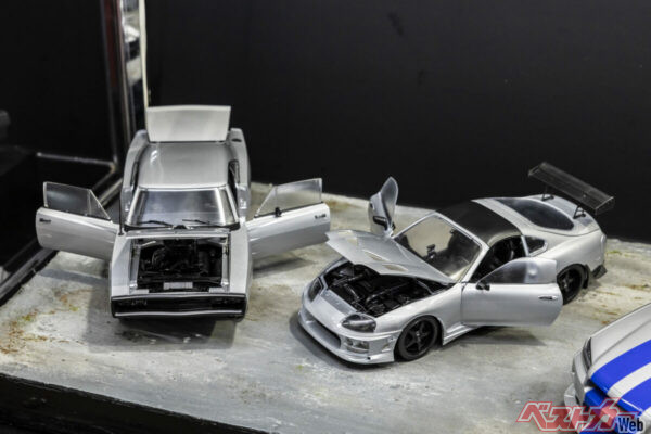 まだ塗装されていない未塗装の1/18 Dodge Chargerと1/18 Toyota Supraには細かいテコ入れが行われる予定だ