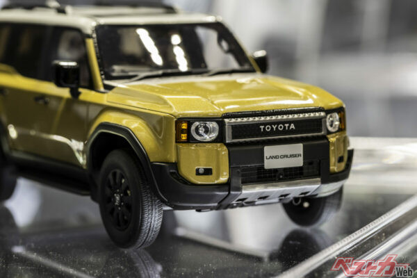 ファーストエディション・ベージュのヘッドライトは丸目を採用