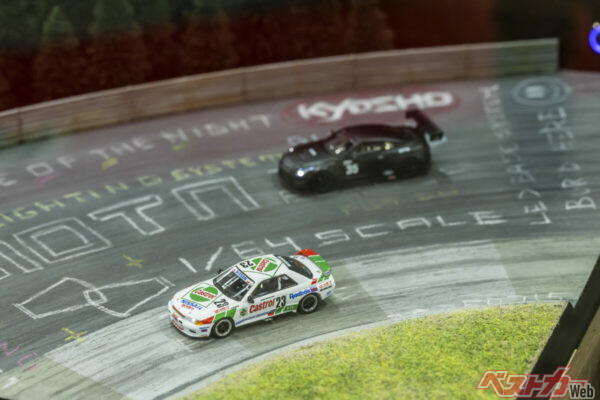 電池不要でミニカーをライトアップさせることができるモトンシステムは2750円