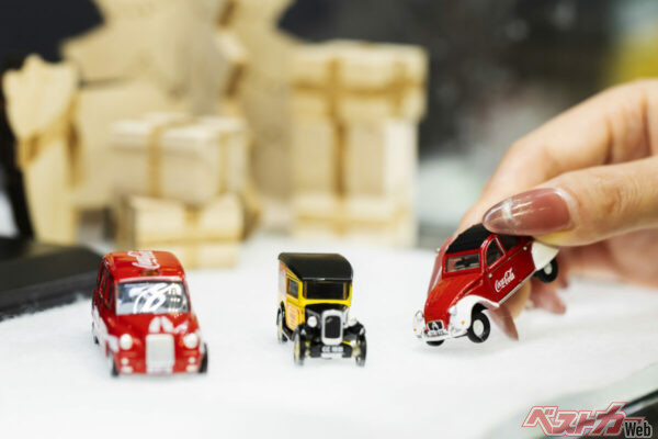 OXFORDは様々な車種にコカ・コーラ仕様を設定しており、女子ウケも抜群