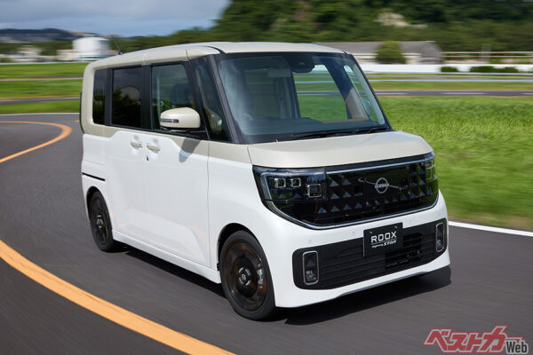 日産 ルークス。走りのよさは軽ハイトワゴンの基準を塗り替えるもの。「かどまる四角」の室内空間はひと回り大きくなり、N-BOXに対抗