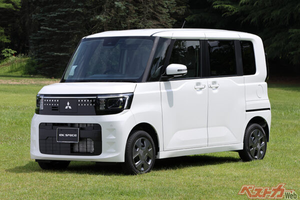 三菱 eKスペース。ルークスと似ているがよりプレーンな印象で、デリカミニと比較するとわかりやすく実用性重視のモデルだ