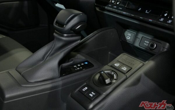 ランクルFJはパートタイム4WDシステムを採用。H2、H4、L4の2WD、4WD切り替え機構を備え、リアデフロック機能も持つ。トランスミッションは6速AT