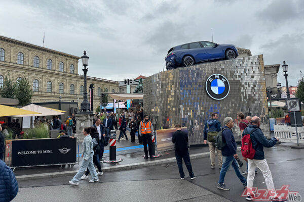 IAAミュンヘン2025を鈴木直也氏が取材訪問。会場は2カ所に分かれ、マックス・ヨーゼフ広場にはBMWがブースを構えていた