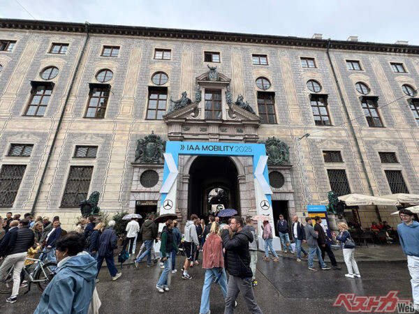 歴史的な建物が並ぶなかに最新のクルマが展示される