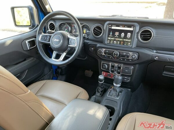 ジープ・ラングラー4xeの運転席。Dレンジで流していても、心地よい走りが味わえる