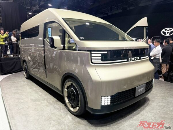 従来のハイエースよりもフロントの立体感が増して安全性も増してそうだ