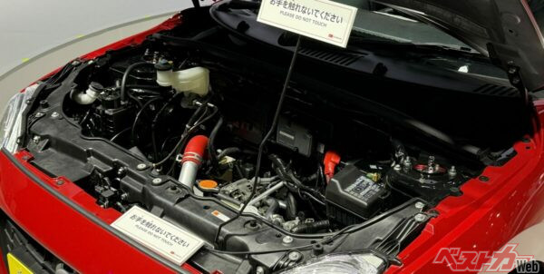 覗き込まないと確認できないほど深い位置に