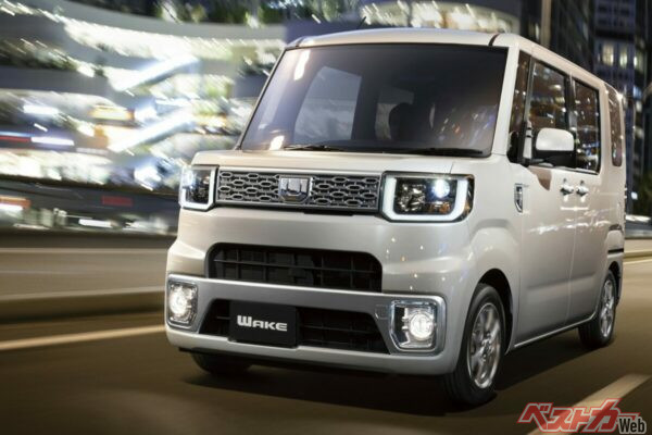 ウェイクは当時、脅威の全高を誇っていた。よって室内高もトップクラス