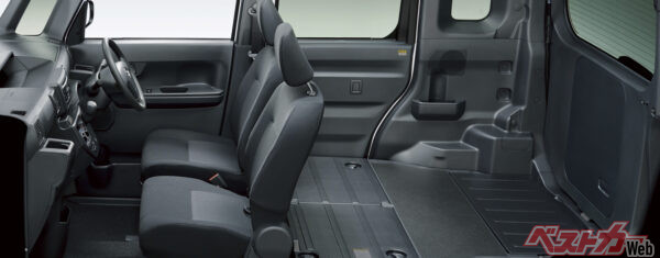 外装の見た目はほぼ一緒だが、リアシートを取っ払った商用モデルハイゼットキャディーが販売された。画像はハイゼットキャディーの内装