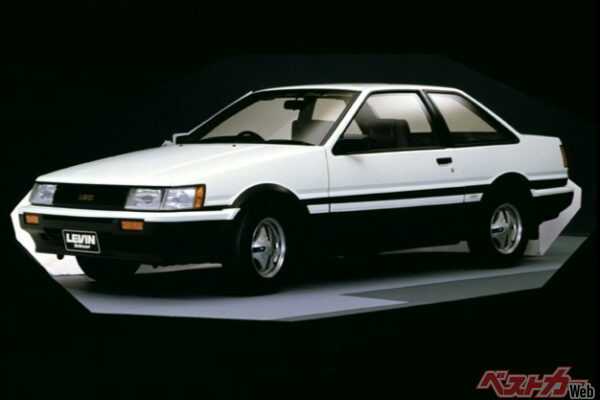もちろん、AE86にも2ドアセダンタイプもあった