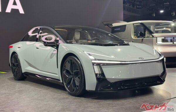 プリウスより少し大きいサイズの新型カローラコンセプト