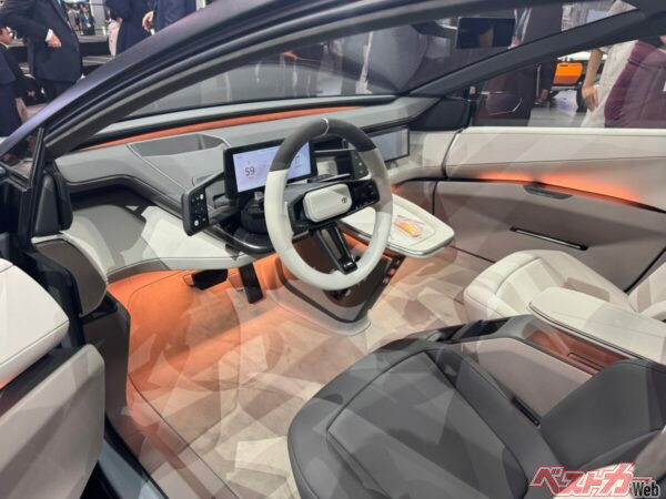 新型カローラコンセプトのコクピット。ダッシュボードを低くし、フードが見えるようにしたのがこだわりポイントという