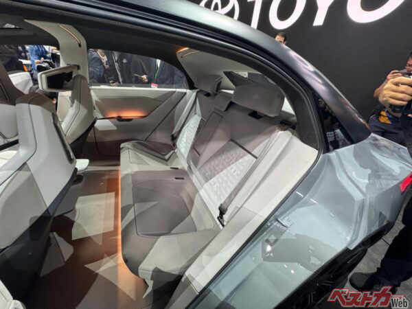 後席は想像以上に広かった