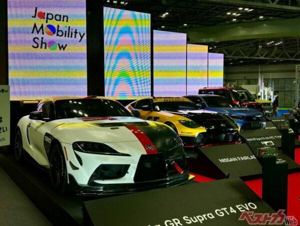 55周年記念の実車トミカもビシッと整列！　特別デザインでなかなかお目にかかれないぞ！