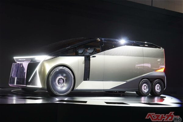 レクサスLSコンセプト。衝撃の6輪だ!