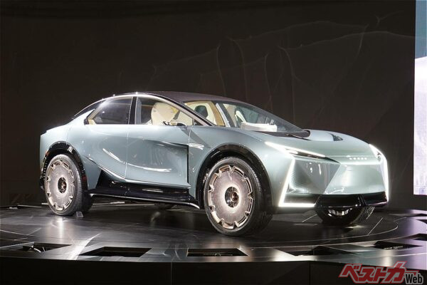 もう一つのLS、「LSクーペコンセプト」。3年前のLF-ZCにシルエットが似ている