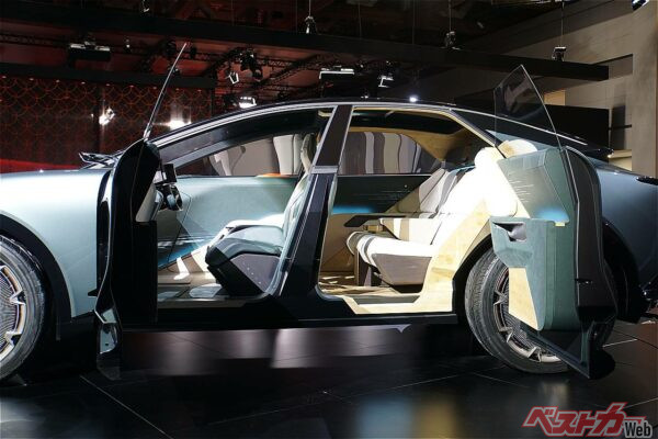 座った場所それぞれの楽しみ方が味わえるという趣向