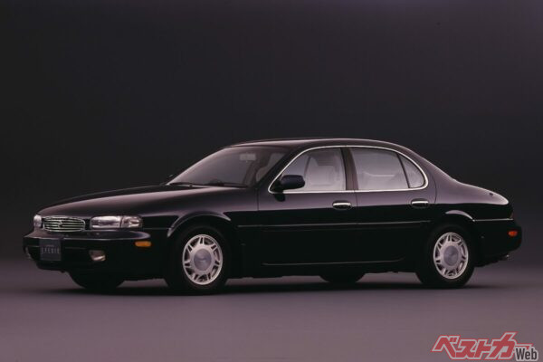 1993年にはタイプF-eとスポーティ仕様車の「Sパッケージ」が導入された。画像はタイプF-e