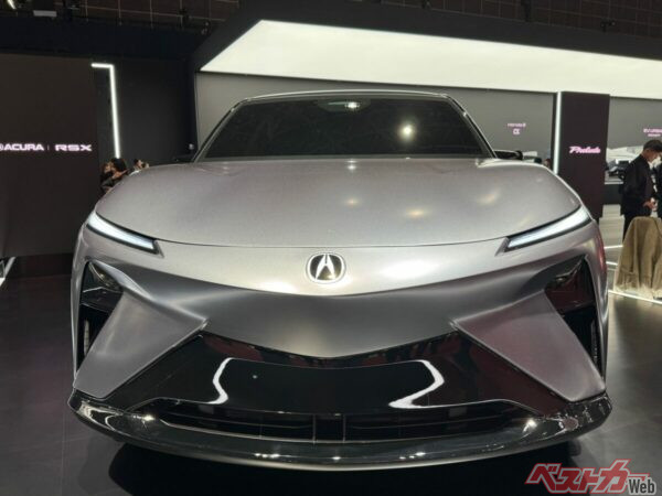 フロントボンネットにはアキュラブランドのAマークが付いている