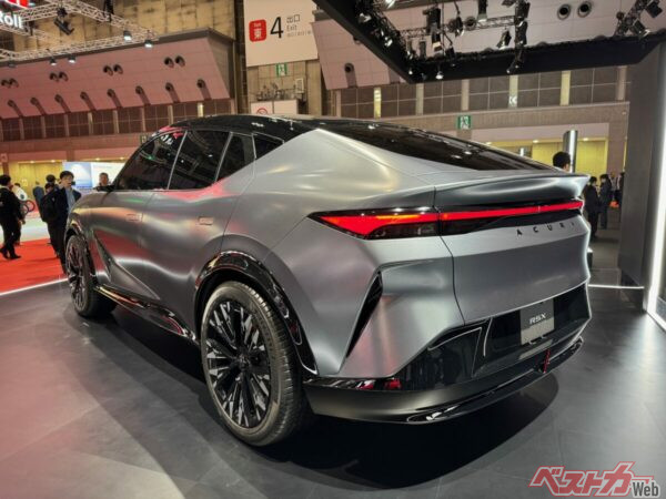 スポーティなクーペSUVスタイルで、実車を目の当たりにするとその迫力に圧倒されるほど