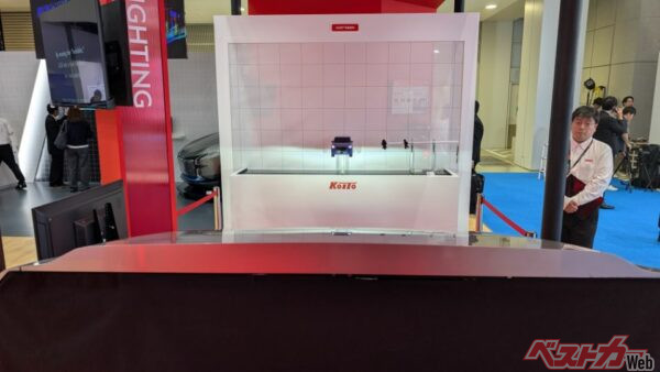 ジャパンモビリティショー2025西ホール３、小糸製作所ブースに展示されている高精細ADB。マジで対向車の周りだけ暗く、周囲は明るく照らせる