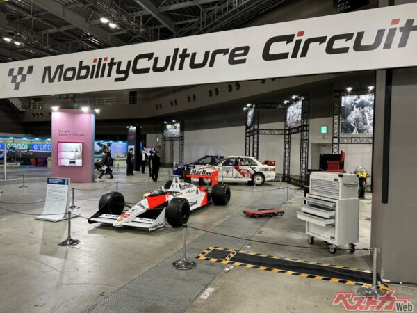 モータースポーツファンも歓喜するラインナップ。手前からマクラーレンホンダ MP4/4、ランサーエボリューションIII WRC 1000湖ラリー優勝車、サンレモラリー参戦車両インプレッサ555