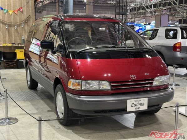 世代によってはエスティマといえばこの形!!　天才タマゴのフォルムが強く印象に残っていることだろう