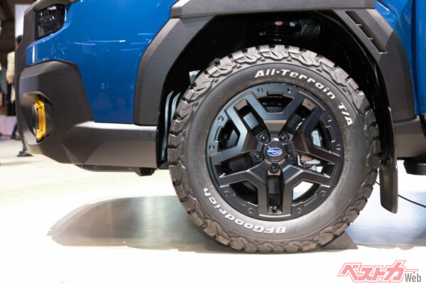 専用のフロント＆リアバンパーをはじめ、拡大したホイールアーチクラッディングや専用LEDフォグランプを装備し、走破性能や機能性能を一層強化している