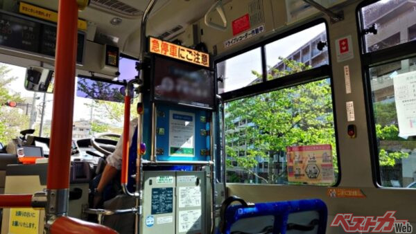 運転手に声をかけるのは停車中や信号待ちの時にお願いします