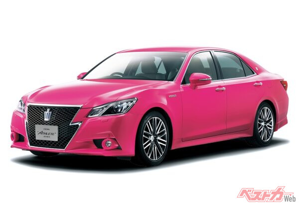 街なかではひと目で視線を奪う存在感を放っていたピンククラウン。“イナズマ”グリルはアスリートグレードだけのもの