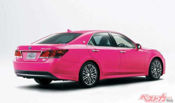 シャープな造形によって精悍さを際立たせたベース車の特徴はそのままに、「モモタロウ・ピンク」によるコントラストによって、従来のクラウンらしさとは一線を画すオーラを身につけた