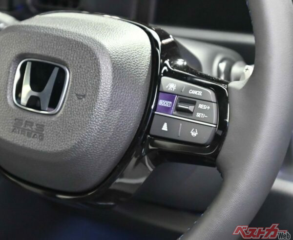 ステアリング右側に設置されたBOOSTスイッチ