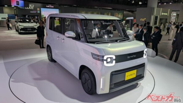 ダイハツブース(南ホール)メインステージ右端に置かれた「H-VISION」