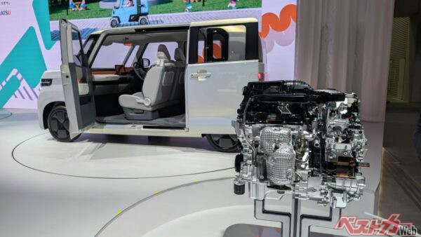 「従来のガソリン+CVTから20%向上」というハイブリッドユニット。ボンネット内に格納されるというが、よく収まったなーー。モーターの小型化が鍵だったそうです