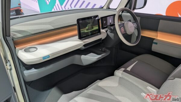 すっきりした室内と大き目なモニター。サイズは全長 3,395(mm)、全幅 1,475(mm)、全高 1,680(mm)、ホイールベース 2,460(mm)としっかり軽自動車規格