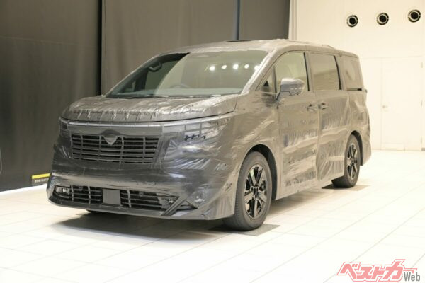 すでにJMSでは外観がはっきりとした新型エルグランドも試乗時はこのように隠されていた