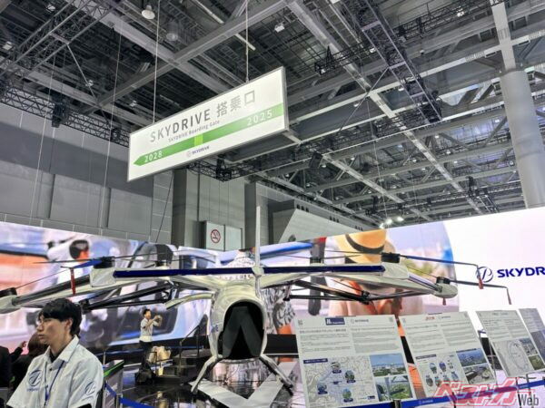 標識を見るに、これは未来の公共交通機関!?