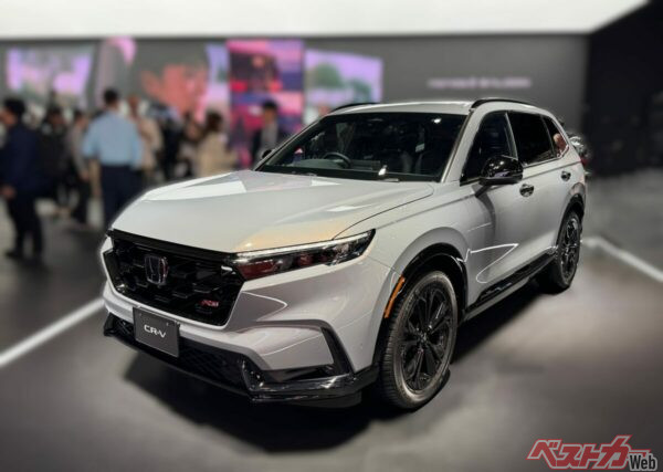 今冬発売予定のCR-V e:HEV RSブラックエディション。写真からはわからないかもしれないが実車を見るとボディの質感の高さ、作りのよさを感じた。真横から見るとプロポーションがいい
