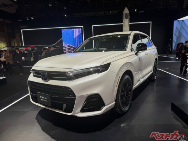 2024年7月に燃料電池車のCR-V e:FCEVが発売された。ハイブリッドモデルと顔つきが異なっている