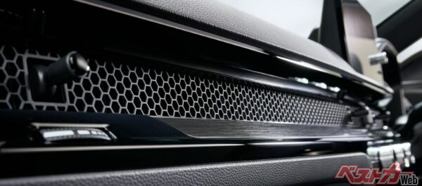 ハニカム構造＆ブラック加飾のダッシュパネル