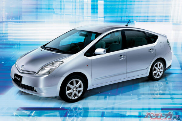 2代目トヨタ プリウス。これと比べたら現行型はたしかにスーパーカーに見える