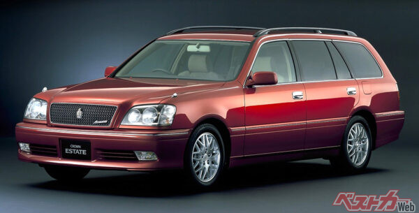 クラウンのワゴンは2005年にも走っており、写真は1999年登場のトヨタ クラウンエステート。2005年に「エステート」といったらこちらだ